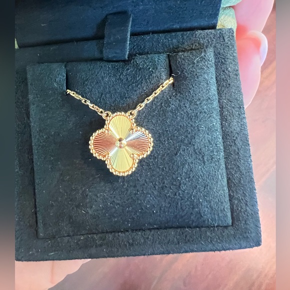 NOT FOR SALE - Vintage Alhambra pendant, guilloché 18K yellow gold. - Picture 3 of 10